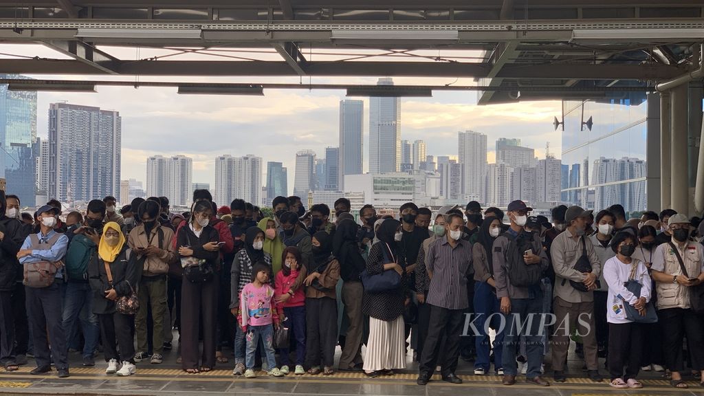 Suasana kepadatan penumpang di Stasiun Transit Manggarai, Jakarta Selatan saat jam sibuk, Selasa (11/4/2023) sore. Kepadatan paling parah terjadi di peron 12 dan 13, yakni tujuan akhir Stasiun Bogor.