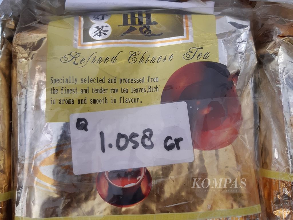 Barang bukti sabu yang terbungkus dalam kemasan teh merek Guan Yin Wang ditunjukkan kepada publik saat penutupan operasi Antik Seligi di Markas Polda Kepulauan Riau, Rabu (11/9/2019). 
