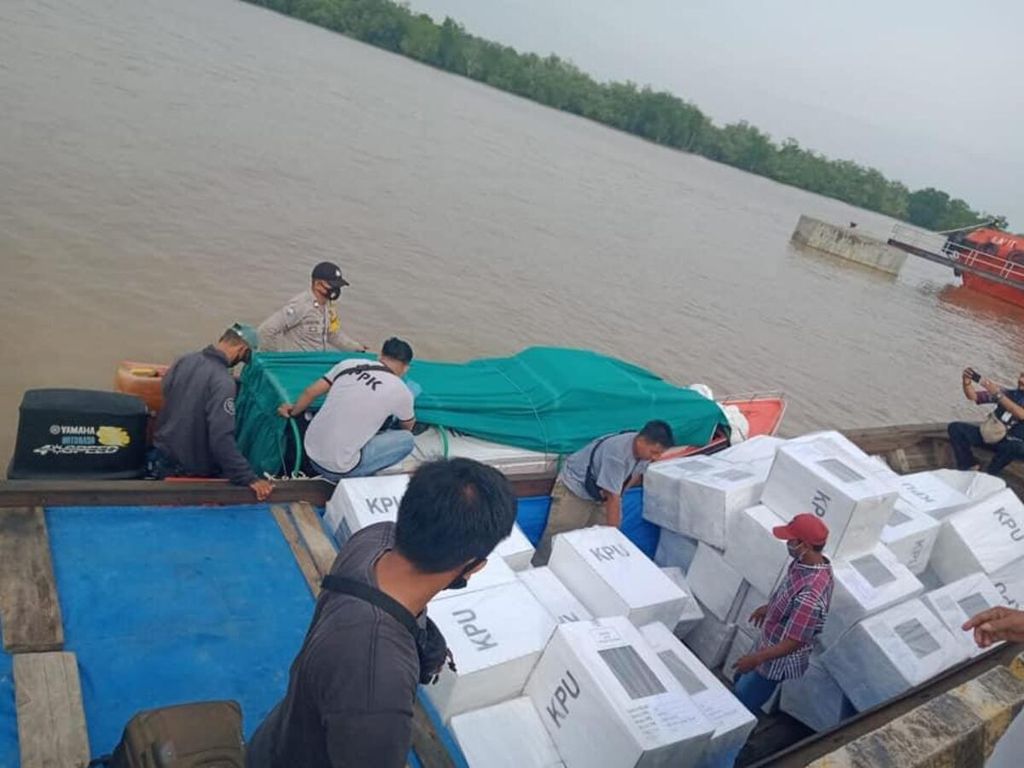 Petugas penyelenggara pemilihan serentak mendistribusikan logistik pilkada di wilayah pesisir timur Kabupaten Tanjung Jabung Timur, Senin (7/12/2020). Distribusi logistik diperkirakan tiba di tempat pemungutan suara pada Selasa.