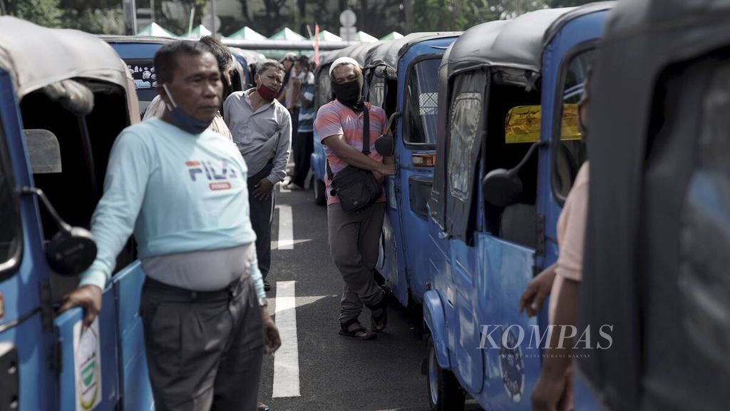 Sopir bajaj menunggu penumpang dalam uji coba penataan Stasiun Tanah Abang di Jakarta Pusat, Selasa (2/6/2020).
