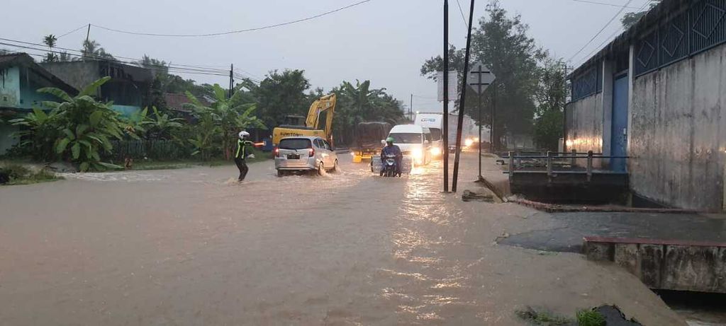 Ruas jalan Karanganyar-Gombong di Kelurahan Karanganyar, Kecamatan Karanganyar, Kabupaten Kebumen, Jawa Tengah, terendam banjir hingga 40 cm, Selasa (15/3/2022) pagi.