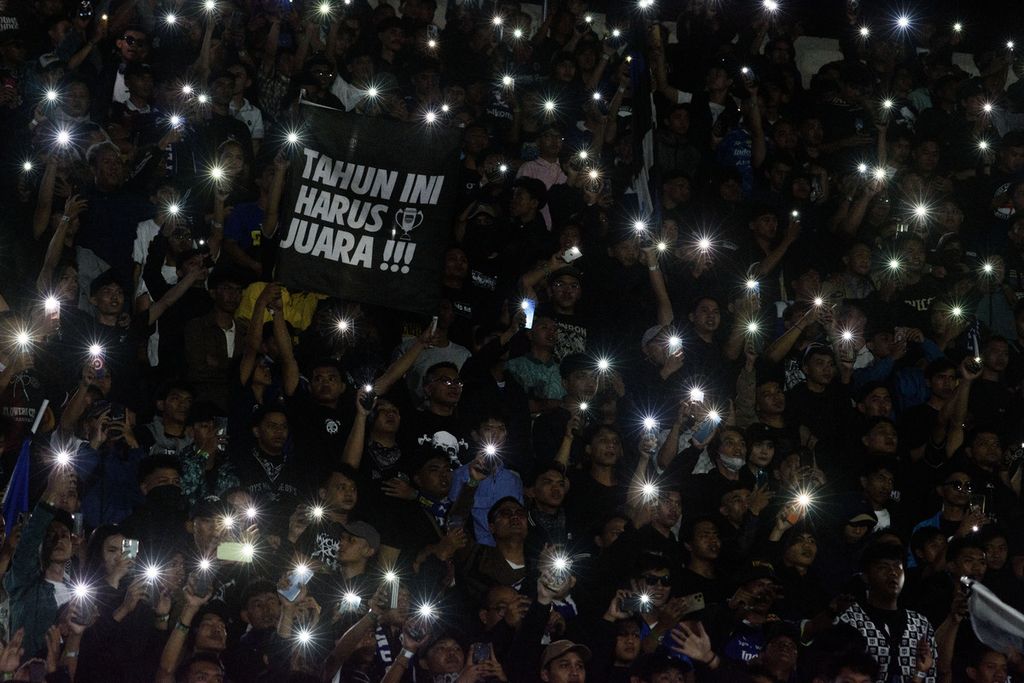 Supporters lit up their mobile phone torches as Persib Bandung won against Bali United in the semifinals of the Championship Series-BRI Liga 1 at the Si Jalak Harupat Stadium in Bandung Regency, West Java on Saturday (18/5/2024).