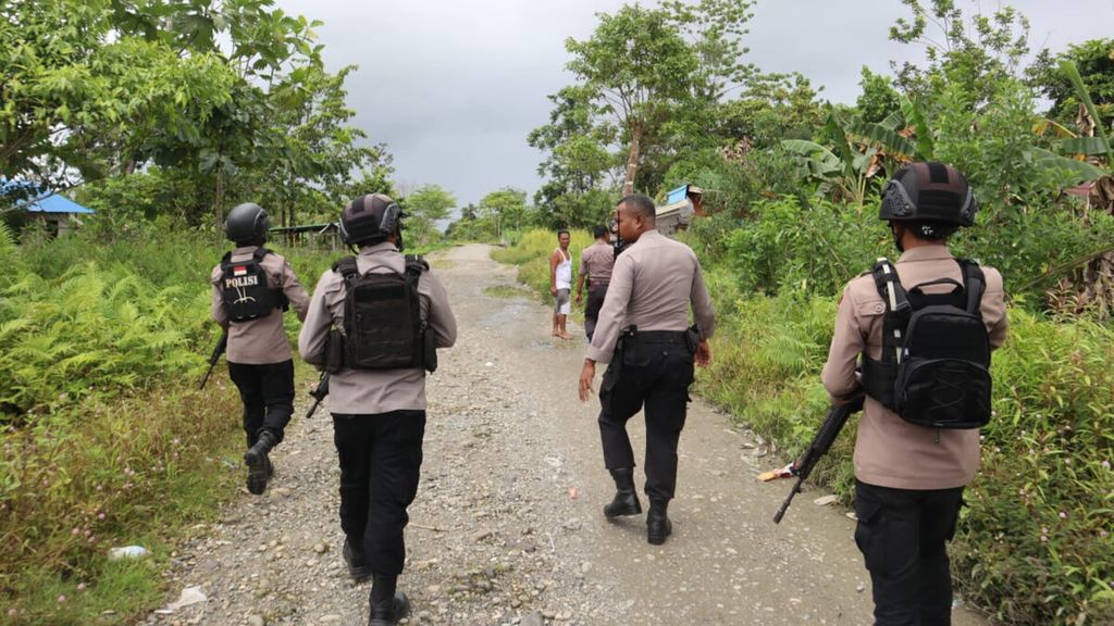 Kepolisian melakukan patroli setelah terjadi penyerangan warga bernama Matius Ropa di Distrik Deikai, Kabupaten Yahukimo, Papua Pegunungan, Rabu (2/8/2023). Matius tewas dengan tujuh luka tusuk benda tajam.