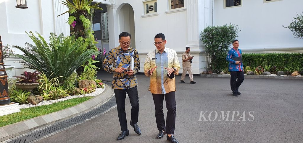 Menteri Pariwisata dan Ekonomi Kreatif Sandiaga Uno (kanan) dan Direktur Utama Injourney Dony Oskaria (kiri) berjalan seusai mengikuti rapat tertutup yang dipimpin Presiden Joko Widodo terkait revitalisasi Candi Borobudur di Istana Merdeka, Jakarta, Selasa (13/6/2023).