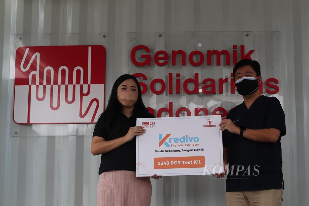 Platform kredit digital Kredivo melalui general managernya, Lily Suryani (kiri), mendonasikan 2.348 <i>test kit</i> reaksi rantai polimerase (PCR) kepada GSI Lab yang diterima oleh Nino Susanto selaku Direktur Utama GSI Lab di Jakarta, Selasa (23/2/2021). Dengan adanya kerja sama senilai 100.000 dollar AS ini diharapkan dapat membantu pemerintah dalam penanganan Covid-19, khususnya untuk mempercepat pelacakan kasus positif Covid-19 di masyarakat.