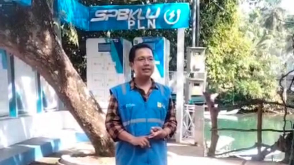 PLN Pangandaran Customer Service Unit Manager, Niko Sugara, showed the public electric vehicle battery exchange station (SPBKLU) facility located at the Green Canyon tourist attraction in West Java, which is scheduled to start operating in early 2024. This facility is to support electric boats in Green Canyon.