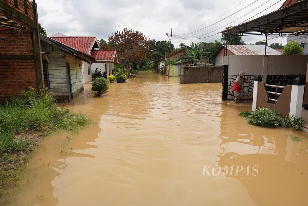 Banjir di Kecamatan Jelutung, Kota Jambi, Jumat (11/11/2022). Banjir baru dua tahun terakhir melanda wilayah ini. Tahun ini, sudah dua kali banjir dialami warga setempat.