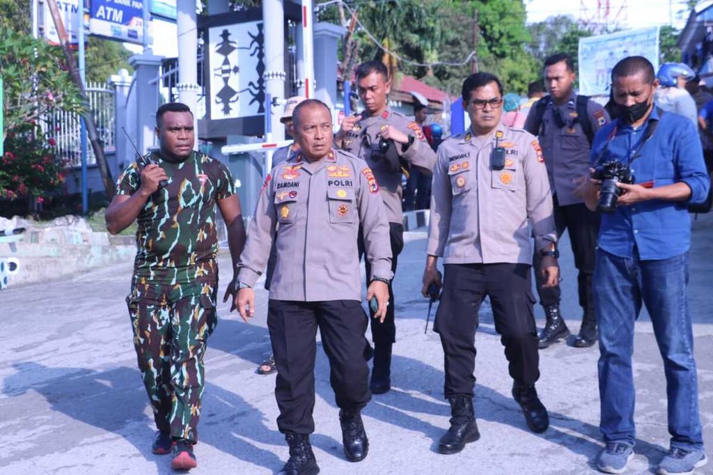 Wakil Kepala Kepolisian Daerah Papua Brigadir Jenderal Ramdani Hidayat meninjau gudang logistik Rumah Sakit Umum Daerah Abepura di Kota Jayapura, Papua, yang terbakar pada Selasa (9/5/2023) sekitar pukul 15.00 WIT.