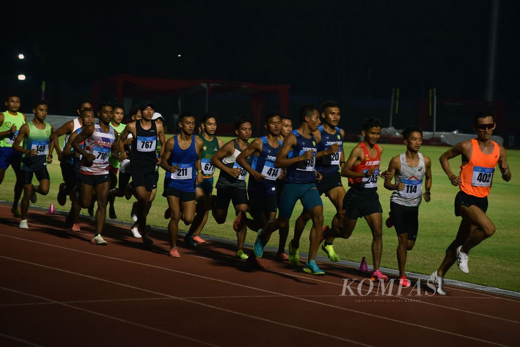 Suasana awal perlombaan lari 5.000 meter senior Kejuaraan Nasional Atletik 2023 di Stadion Sriwedari, Solo, Jawa Tengah, Kamis (22/6/2023). Pelari asal Bangka Belitung, Robi Syianturi, meraih emas dengan waktu 14 menit 28,37 detik.