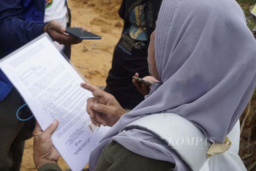 Warga menunjukkan surat ganti kerugian lahan untuk pembangunan instalasi pengolahan air limbah Ibu Kota Nusantara saat berkumpul di Kota Balikpapan, Kalimantan Timur, Rabu (1/2/2023).