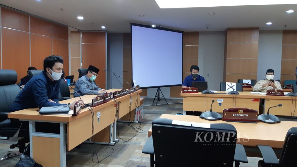 Wakil Ketua Komisi E DPRD DKI Jakarta Anggara W Sastroamidjojo (bermasker putih) dan Sekretaris Komisi E Johnny Simanjuntak (berpeci) memimpin rapat di Jakarta, Rabu (6/5/2020).