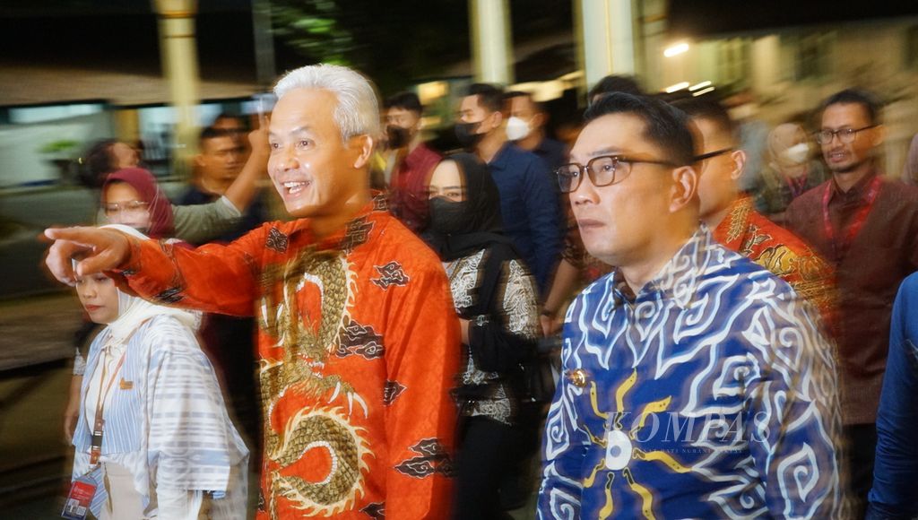 Gubernur Jawa Tengah Ganjar Pranowo (kiri) dan Gubernur Jawa Barat Ridwan Kamil (kanan) berjalan bersama saat akan mengikuti acara temu wicara Y20, di Pura Mangkunegaran, Kota Surakarta, Jawa Tengah (28/10/2022).