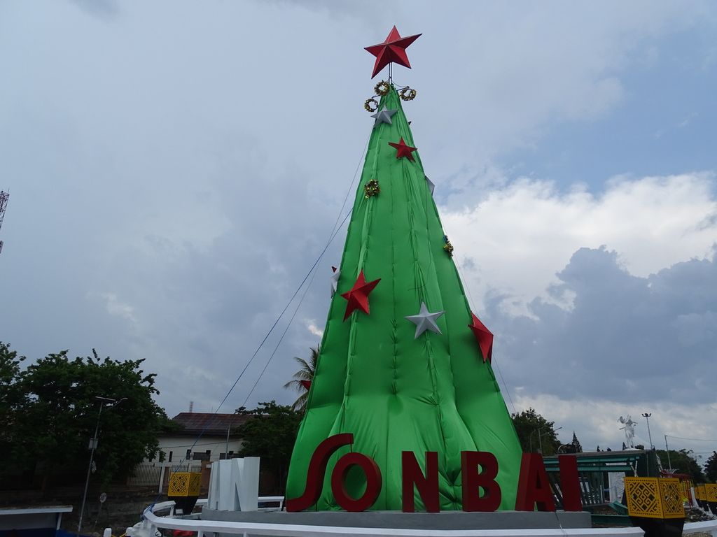 Sebuah pohon natal dibangun di depan Gereja Katedral Kupang, tepatnya di samping patung pahlawan lokal Timor, Sobe Sonbai. Inilah satu-satunya pohon natal di Kota Kupang yang dibangun Pemkot Kupang, NTT. Kupang, Kota Kasih, jarang didandani semarak pohon dan lampu natal tahun ini.