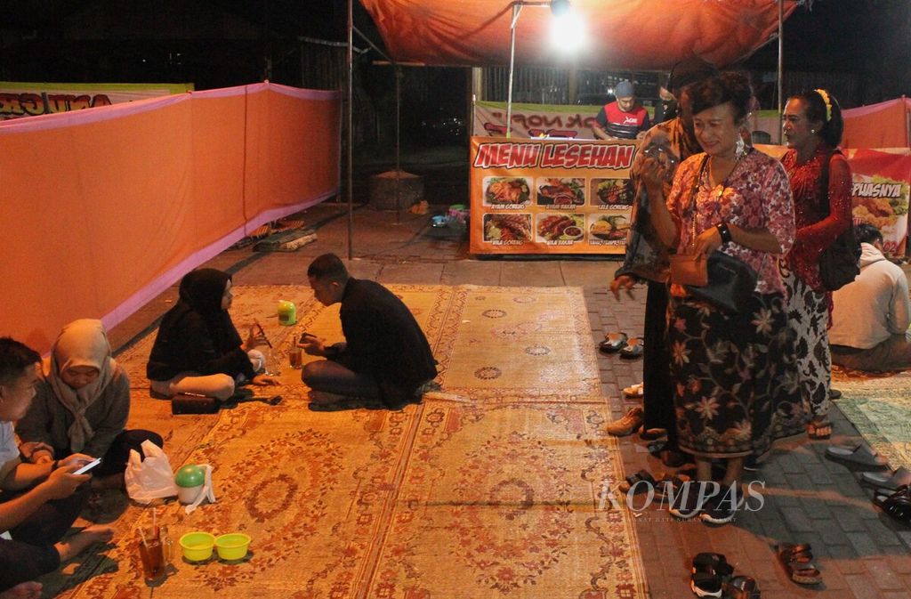 Transpuan mengamen di warung-warung lesehan di bawah Jembatan Layang Janti, DI Yogyakarta, Rabu (20/7/2022) malam. Sebagian transpuan pengamen di Yogyakarta sudah berusia di atas 60 tahun.