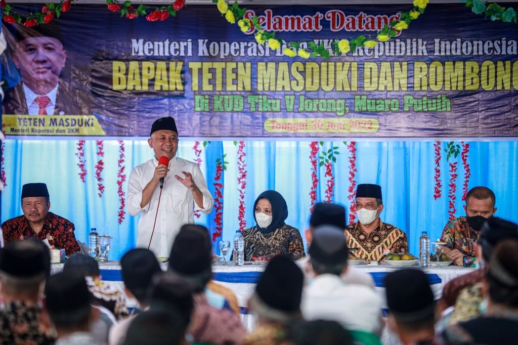 Menteri Koperasi dan UKM Teten Masduki (kedua dari kiri) mendorong koperasi petani kelapa sawit di Kabupaten Agam, Sumatera Barat, Kamis (30/6/2022), untuk membangun pabrik CPO.