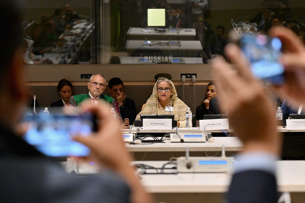 Perdana Menteri Bangladesh Sheikh Hasina yang sedang berbicara dalam pertemuan tingkat tinggi mengenai Rohingya, direkam menggunakan ponsel, di sela-sela pertemuan Majelis Umum Perserikatan Bangsa-Bangsa (PBB), di Markas PBB, New York City, Amerika Serikat, Kamis (21/9/2023). 
