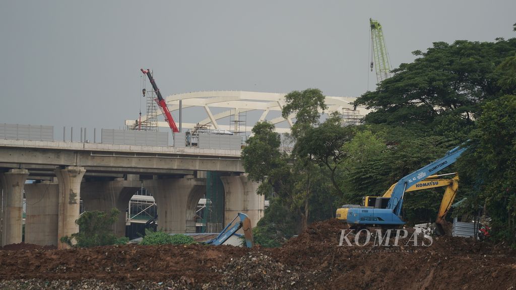 Proyek pembangunan Stasiun Halim di Makasar, Jakarta Timur, Jumat (25/11/2022). 