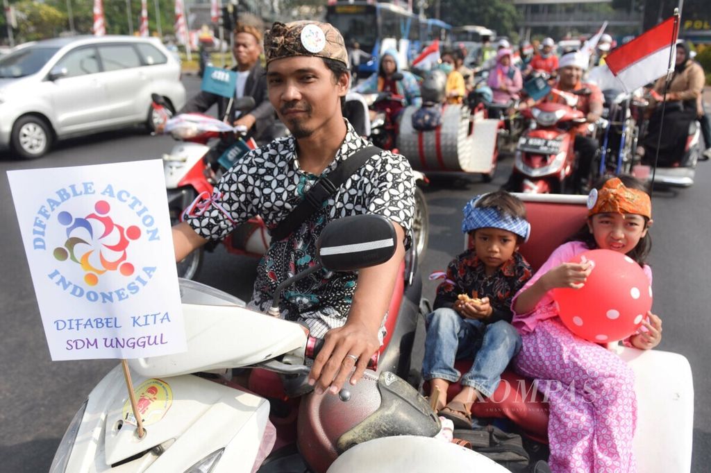 Koalisi Nasional POKJA Implementasi UU Penyandang Disabilitas berjalan menuju Bundaran Hotel Indonesia (HI) Jakarta dalam Pawai Budaya Disabilitas yang bertajuk “Menuju Disabilitas Merdeka”, Selasa (27/8/2019). 
