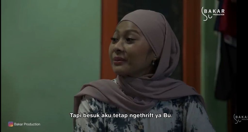 Tokoh dalam komedi situasi <i>Balada Kampung Riwil</i> sedang membincangkan masalah <i>ngetrif</i>. Foto diambil dari tangkapan layar saluran Youtube Bakar Production (Balada Kampung Riwil Episode 153).