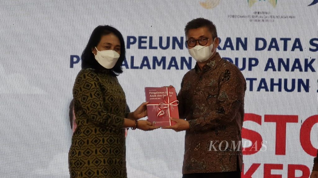 Menteri PPPA I Gusti Ayu Bintang Darmawati menyerahkan buku SNPHAR 2021 kepada Subandi (Plt Deputi Bidang Pembangunan Masyarakat dan Kebudayaan Bappenas) pada peluncuran hasil pengolahan data dan analisis SNPHAR 2021, Rabu (30/11/2022).