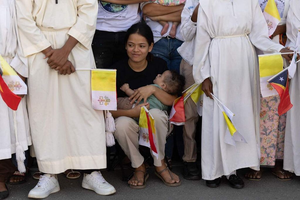 Warga Timor Leste menanti Paus Fransiskus di depan Katedral Dikandung Tanpa Noda, Dili, Selasa (10/9/2024).