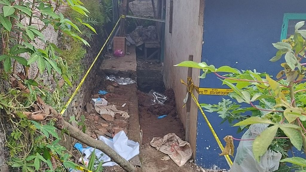 Kondisi lubang yang digali oleh Duloh untuk menguburkan dua jasad korbannya di sebelah rumahnya di Desa Gunungsari, Kecamatan Ciranjang, Cianjur, Jawa Barat, Jumat (20/1/2023).