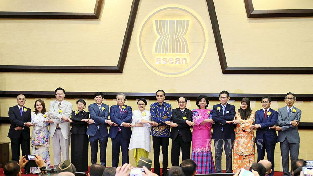 Presiden Joko Widodo (berbaju batik), Menteri Luar Negeri RI Retno LP Marsudi (ketujuh dari kiri), Sekretaris Jenderal ASEAN Le Luong Minh (keenam dari kiri), serta perwakilan negara anggota ASEAN berfoto bersama dalam acara Peringatan Hari Jadi Ke-50 ASEAN di Kantor Sekretariat ASEAN, Jakarta, Jumat (11/8/2017). Dalam acara itu, Presiden ingin ASEAN tetap menjaga kesatuan dan sentralitas.