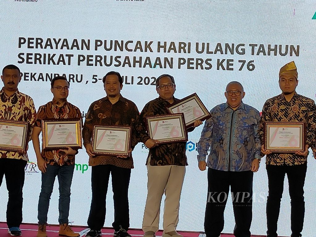Sejumlah pemimpin media massa termasuk Wakil Pemimpin Redaksi Kompas Tri Agung Kristanto (ketiga dari kanan) menerima piagam penghargaan Serikat Perusahaan Pers (SPS) untuk harian Kompas dan Kompas.com yang diserahkan Ketua Harian SPS Januar P Ruswita (kedua dari kanan), Rabu (6/7/2022) malam, di Pekanbaru, Riau. Pada ajang Hari Ulang Tahun Ke-76 SPS itu harian <i>Kompas</i> dan Kompas.com mendapat anugerah Media Brand Award 2022 dalam kategori Media Nasional.