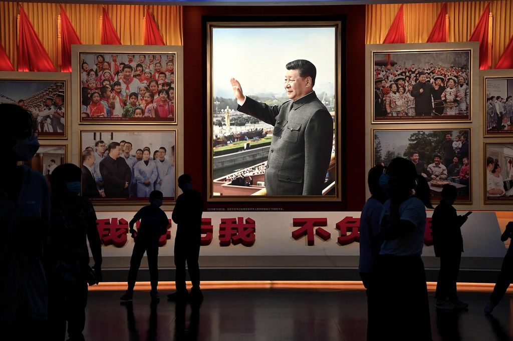 Foto Presiden China Xi JInping (tengah) terpampang di Museum Partai Komunis China di Beijing, China, 4 September 2022.