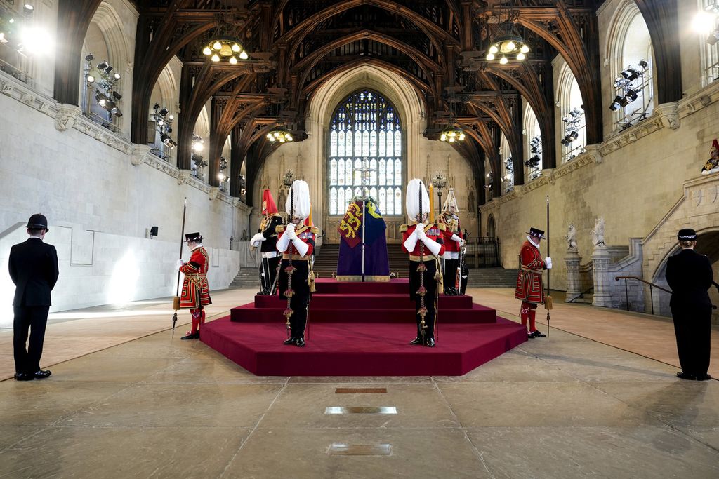 Jasad mendiang Ratu Elizabeth II disemayamkan di Aula Westminster, London, Rabu (14/9/2022). 