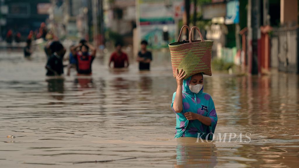 Ilustrasi. Warga menembus banjir luapan Sungai Bekasi yang merendam ratusan hunian warga di Perumahan Pondok Gede Permai di Jatiasih, Kota Bekasi, Jawa Barat, Kamis (17/2/2022). 
