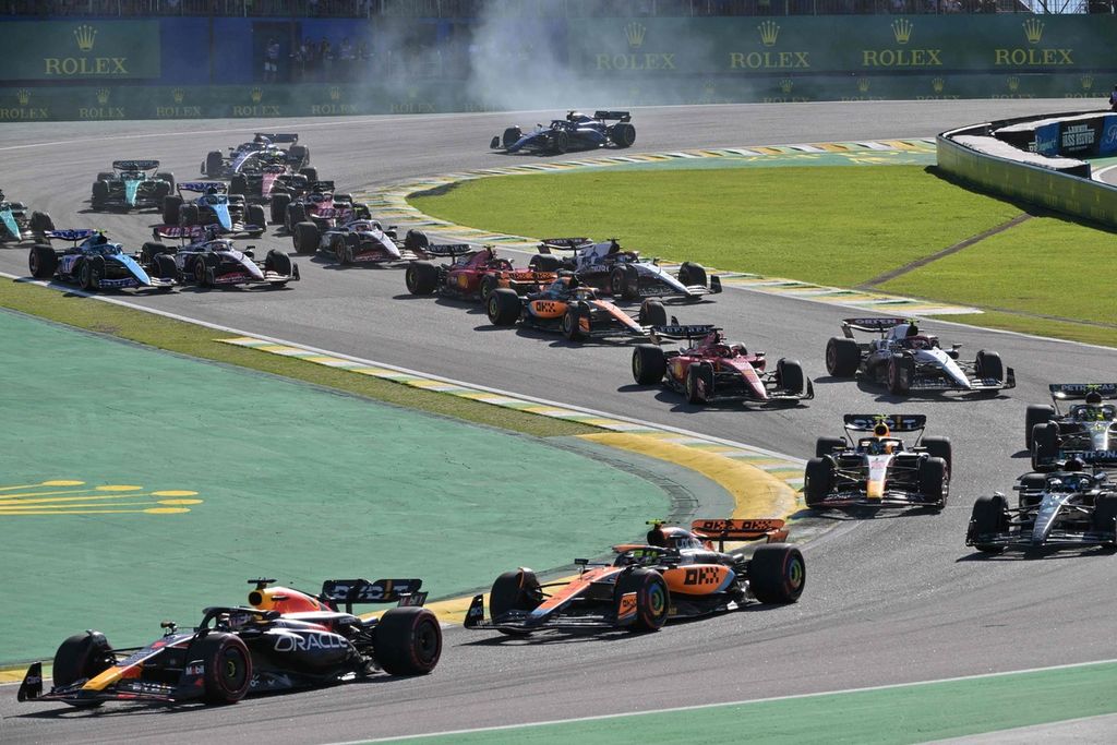 Pebalap Red Bull Max Verstappen memimpin balapan sprint Formula 1 seri Brasil di Interlagos, Minggu (5/11/2023) dini hari WIB.