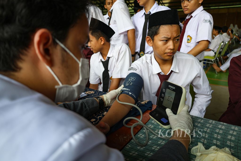 Santri mengikuti penapisan penyakit tidak menular di Pondok Pesantren Daarul Rahman, Jakarta, Selasa (14/11/2023). 
