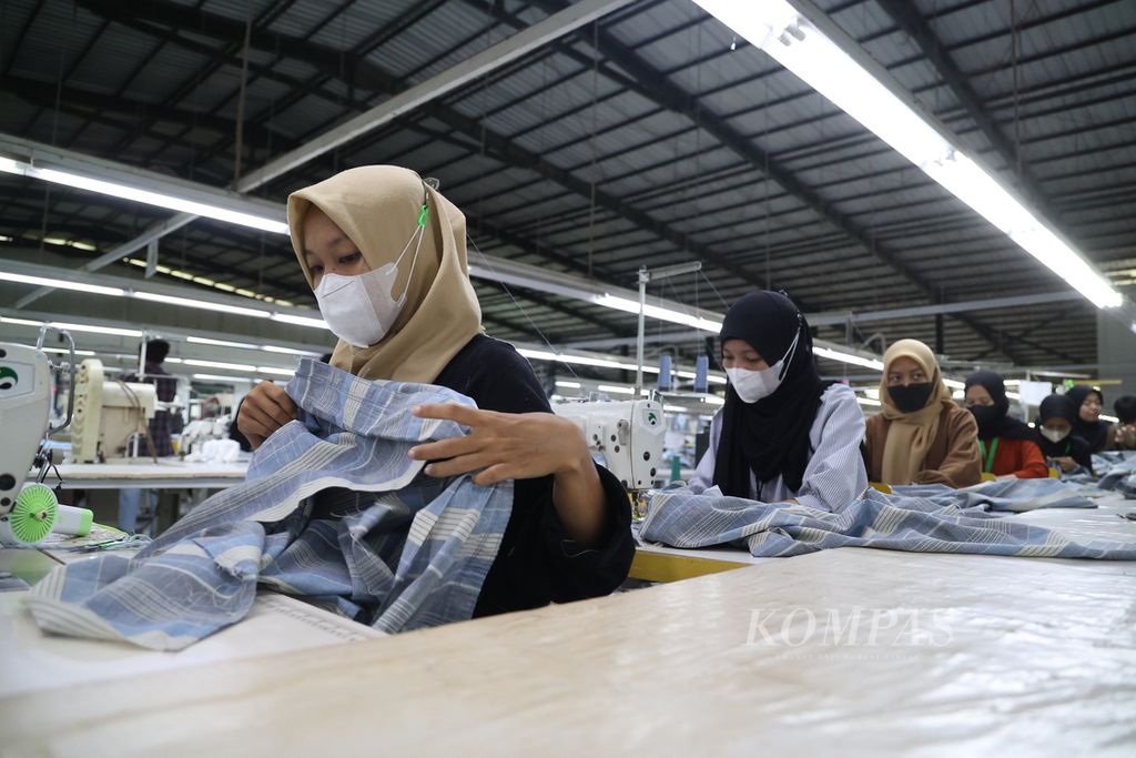 Para pekerja menyelesaikan pembuatan bulu mata palsu di pabrik PT Purnama Asih Surya Indonesia, Banjarnegara, Jawa Tengah, Senin (15/1/2024). Para pekerja harus dihargai martabatnya sebegai manusia.