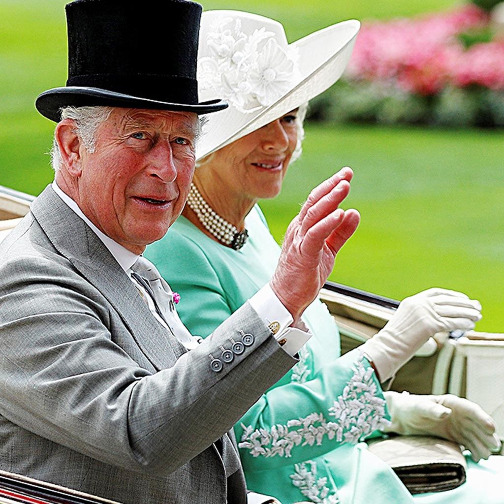 Foto yang diambil pada 20 Juni 2018 ini menunjukkan Pangeran Charles dan istrinya, Camilla, hadir dalam gelaran balap kuda eksklusif, khusus kalangan elite Inggris, Royal Ascot.