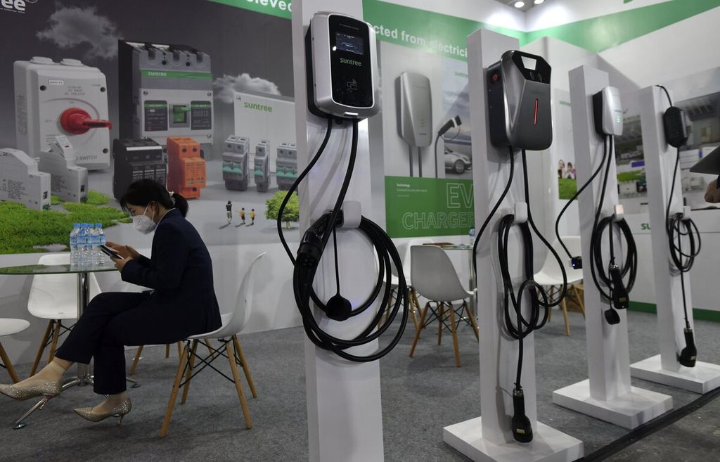 Produk catu daya untuk kendaraan listrik dalam pameran teknologi energi hijau Solartech Indonesia 2023 yang berlangsung di Jakarta International Expo, Kemayoran, Jakarta Pusat, Kamis (2/3/2023). Pameran yang diselenggarakan 2-4 Maret 2023 tersebut diikuti lebih dari 400 peserta dari sejumlah negara. Beragam produk teknologi ramah lingkungan yang ditampikan antara lain panel surya, mesin dan bahan panel surya, baterai, lampu LED, internet of things (IoT) rumah tangga serta komponen listrik dan teknologi ramah lingkungan lainnya. 