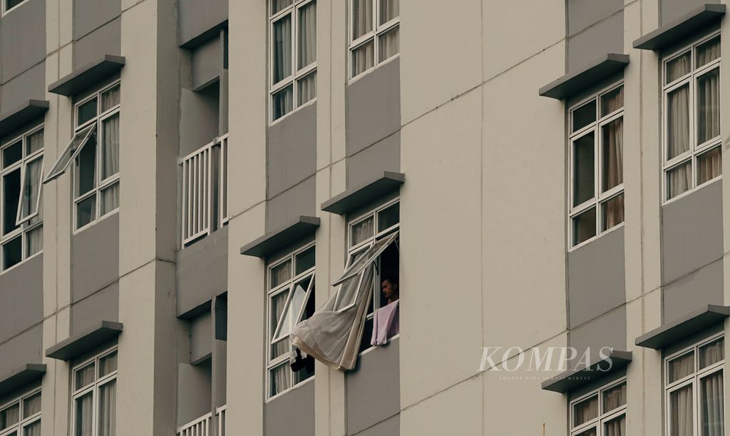 Warga menjalani isolasi di Rumah Sakit Darurat Covid-19 atau RSDC Wisma Atlet di Kemayoran, Jakarta Pusat, Kamis (6/1/2022). 