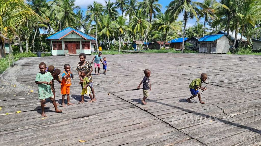 Sejumlah anak-anak di Kampung Birak, Distrik Jetsy, Kabupaten Asmat, Papua, bermain di lapangan olahraga, Rabu (22/7/2022) siang. Lapangan yang terbuat dari papan yang berdiri di atas permukaan rawa-rawa merupakan bantuan pembaca harian <i>Kompas </i>melalui Yayasan Dana Kemanusiaan Kompas.