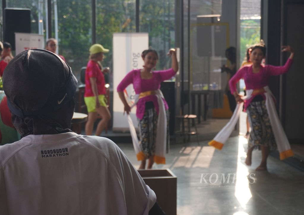  Pelari menyaksikan pertunjukan tari di sela-sela acara The Tour di Kota Semarang, Jawa Tengah, Sabtu (24/6/2023). Ada sekitar 150 pelari yang menjadi peserta dalam acara yang diadakan untuk menyambut Borobudur Marathon 2023 Powered by Bank Jateng tersebut. Selain The Tour, di Kota Semarang akan diselenggarakan juga Bank Jateng Friendship Run pada Minggu (25/6/2023). 