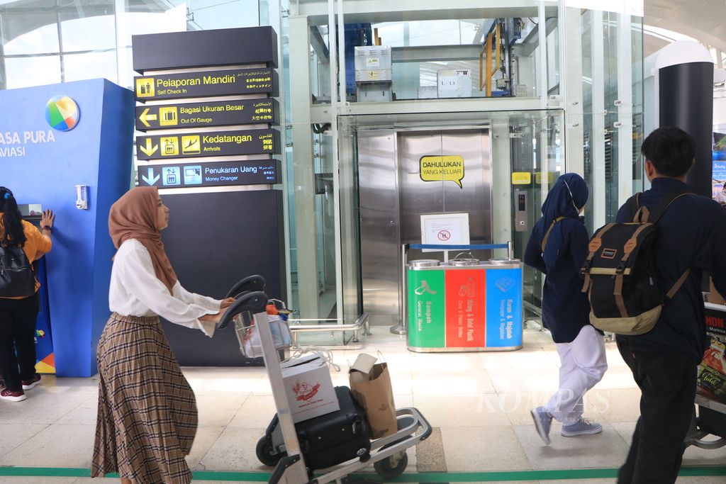 Penumpang beraktivitas di dekat lift yang dihentikan operasionalnya di Bandara Kualanamu,  Deli Serdang, Sumatera Utara, Senin (1/5/2023). 