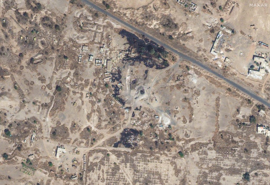 Gambar satelit milik Maxar Techonologies ini menunjukkan akibat serangan udara AS-Inggris di lokasi radar dekat Bandara Internasional Sanaa, di Sanaa, Jumat (12/1/2024). 