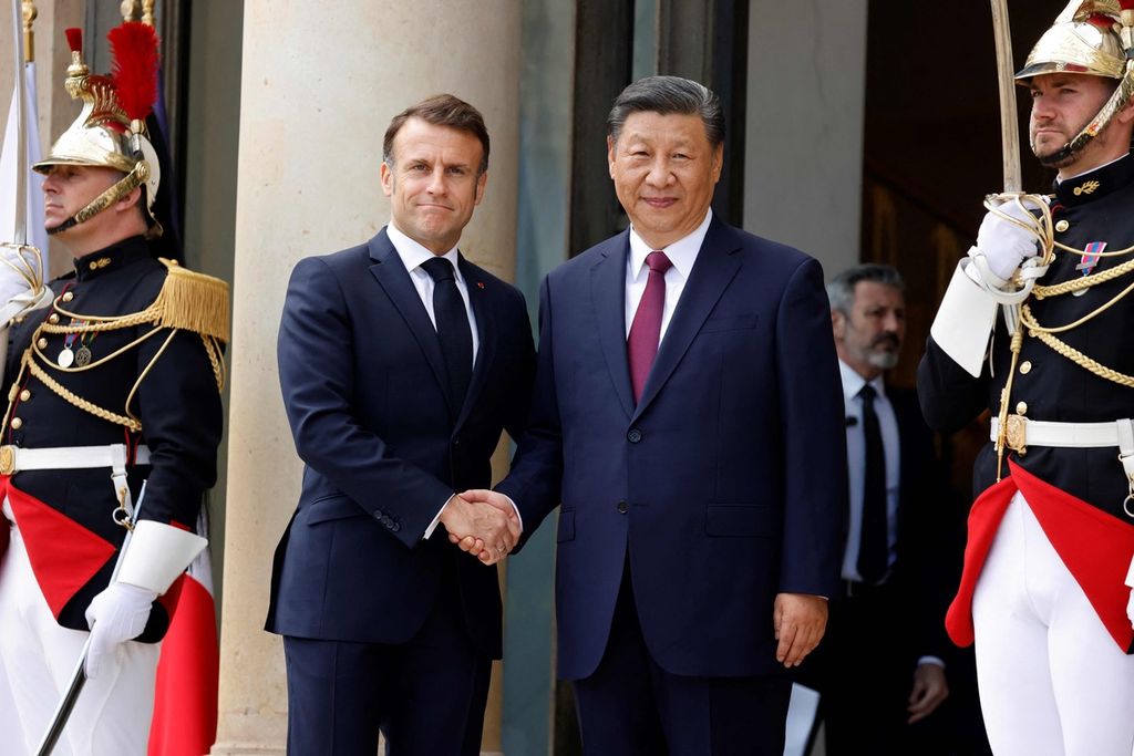French President Emmanuel Macron meets Chinese President Xi Jinping at the Elysee Palace, in Paris, Monday (6/5/2024).
