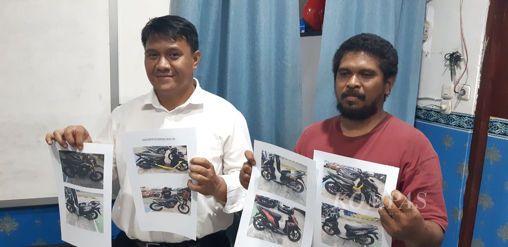 Aparat Polda Papua menunjukkan foto barang bukti sepeda motor hasil pencurian oleh tiga pelaku di Kota Jayapura, Kabupaten Jayapura, hingga Kabupaten Keerom pada tahun 2022.