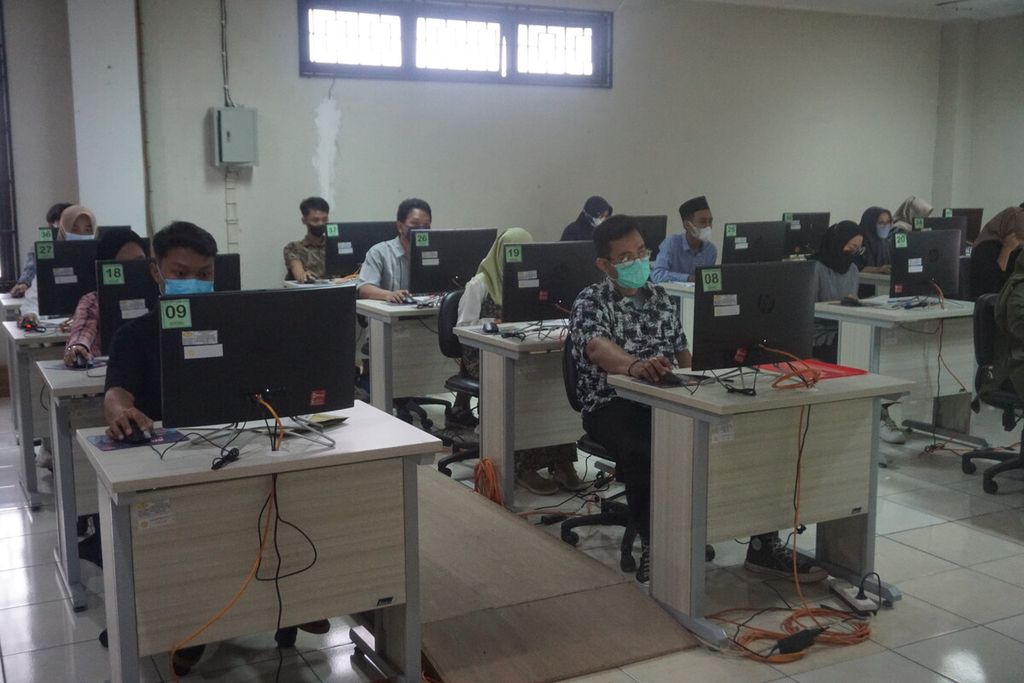 Peserta mengikuti ujian UTBK-SBMPTN 2022 di Universitas Jenderal Soedirman Purwokerto, Banyumas, Jawa Tengah, Selasa (17/5/2022). Total ada 16.651 peserta yang akan mengikuti ujian ini.