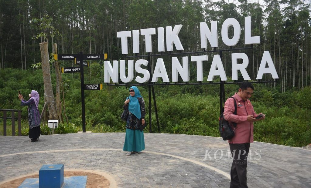 Pengunjung di lokasi Titik Nol Ibu Kota Negara (IKN) Nusantara di Kecamatan Sepaku, Kabupaten Penajam Paser Utara, Kalimantan Timur, Kamis (28/7/2022). 