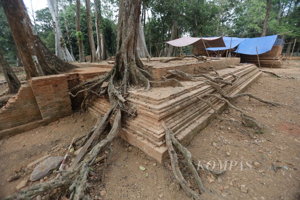 Pengerjaan pemugaran Candi Kotomahligai di kompleks Kawasan Cagar Budaya Nasional (KCBN) Muarajambi, Desa Danau Lamo, Marosebo, Muarajambi, Jambi, Jumat (16/8/2024). Pemugaran tersebut ditargetkan selesai pada September 2024.