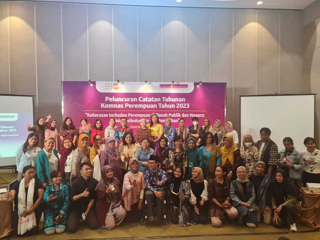 Anggota Komnas Perempuan bersama undangan foto bersama pada Peluncuran Catatan Tahunan (Catahu) Komnas Perempuan 2023, Selasa (7/3/2023), di Hotel Santika Premier, Hayam Wuruk Jakarta.
