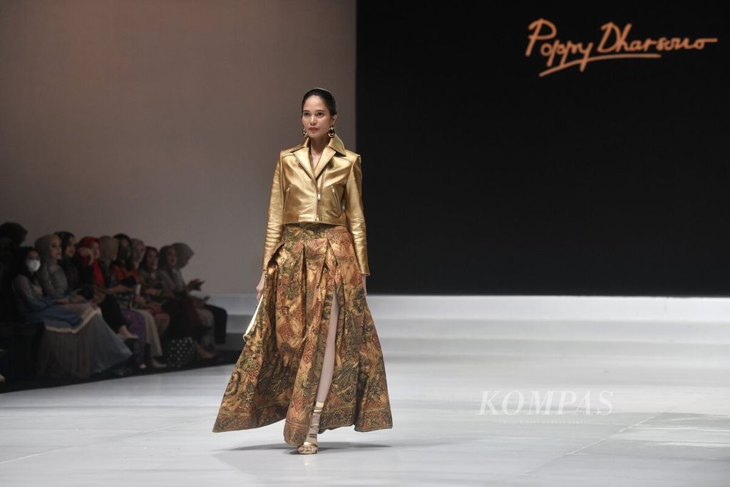 Model membawakan busana koleksi Poppy Dharsono x Pemerintah Kabupaten Garut dalam Indonesia Fashion Week (IFW) 2023 di Jakarta Convention Center, Jakarta, Jumat (24/2/2023). Dalam koleksi tersebut, Poppy Dharsono mengangkat kreasi busana dari olahan kulit.