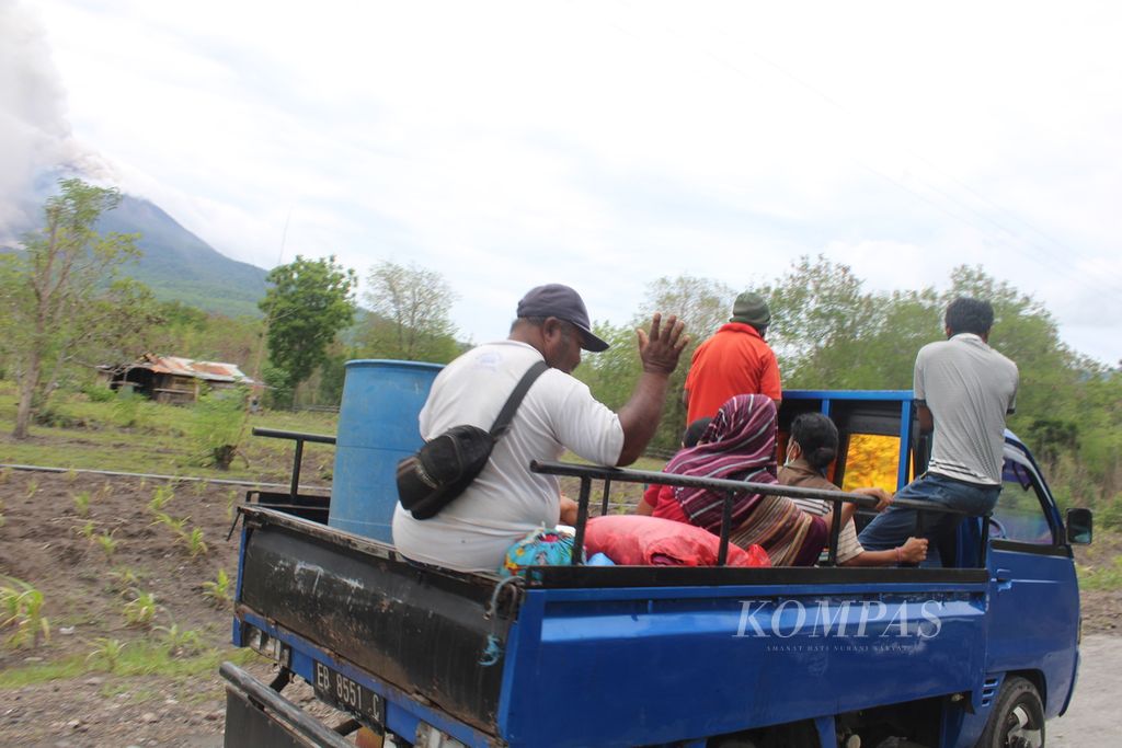 Proses evakuasi warga akibat erupsi Gunung Lewotobi Laki-laki di Kabupaten Flores Timur, Nusa Tenggara Timur pada Selasa (16/1/2024). Evakuasi berjalan lancar karena warga kooperatif.