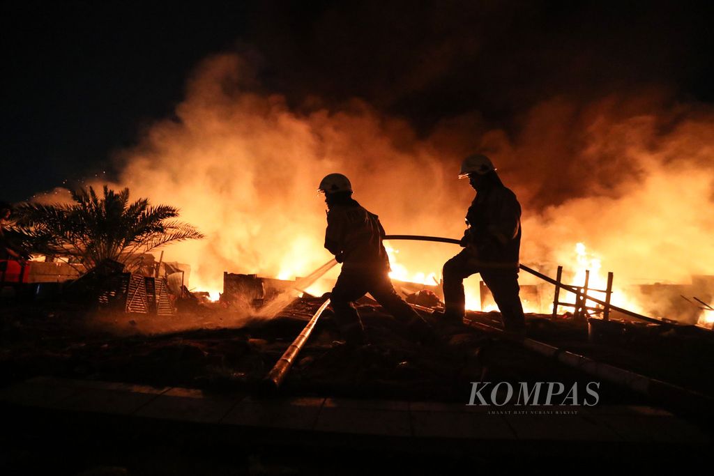 Petugas pemadam kebakaran berusaha memadamkan api yang membakar lapak dan tempat tinggal warga di Jalan Jatayu, Kebayoran Lama, Jakarta Selatan, Rabu (4/10/2023).